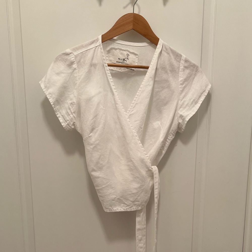 notPERFECTLINEN Madrid Cropped Wrap Top in White, Size S/M